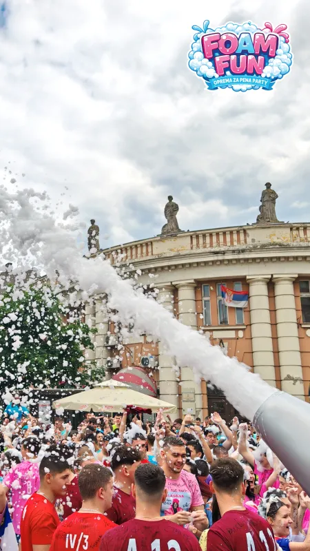 Top pena u centru grada ispred pozorišta