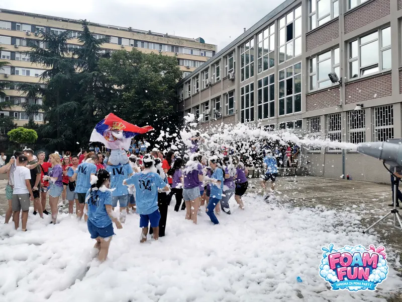 Maturantsko slavlje sa zastavom