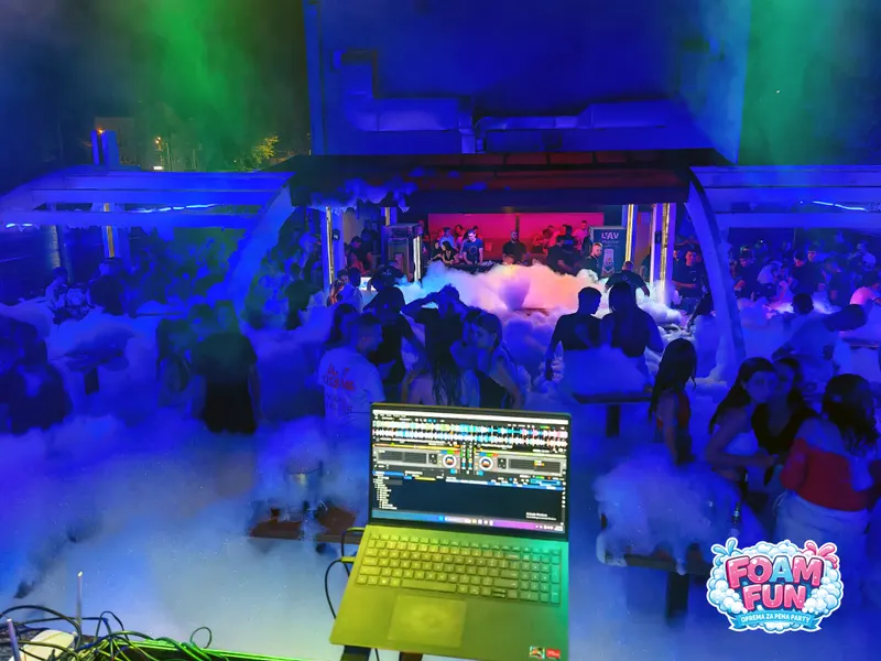 DJ pult i pena u noćnom klubu